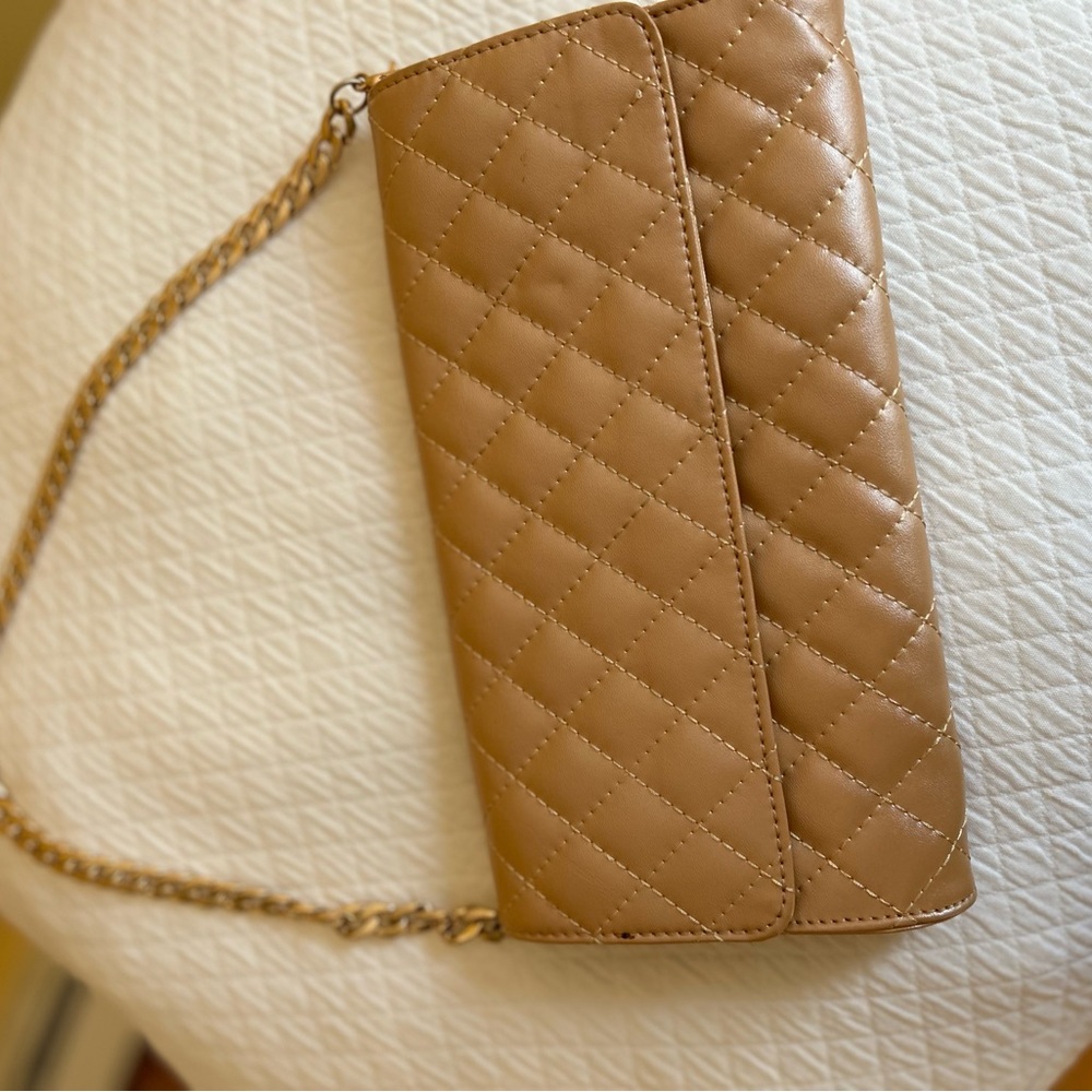 Gold formal purse with chain.